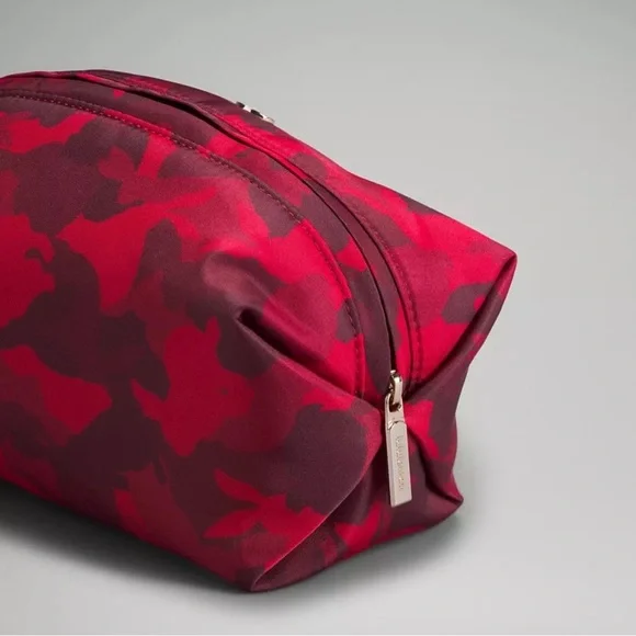 NWT Feeling Ready Pouch, Rabbit All Over Print Red Multi - Picture 3 of 4